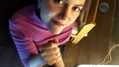 典型的なロシアの家庭用ポルノで、チンポの筋がよく出ていて、深くごっくんする