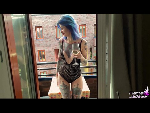 ❤️ 途方もない女の子がガブガブとしゃぶり、広い空の下で情熱的にファックする ️ ポルノビデオ ❌️❤